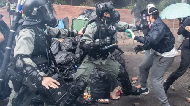 полиция менен студенттер