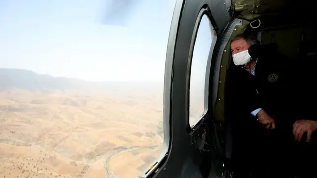 در جریان عملیات اخیر ارتش ترکیه به نام "پنجه- ببر" خلوصی آکار، وزیر دفاع این کشور از بخشهای مرزی بازدید کرد.