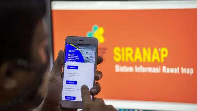 Warga mencari informasi pada aplikasi layanan Sistem Informasi Rawat Inap Rumah Sakit (Siranap RS) di Jakarta.