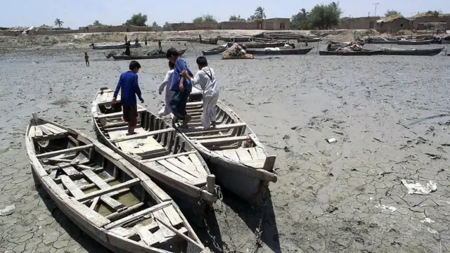 کودکان عراقی در هورالهویزه بازی می کنند