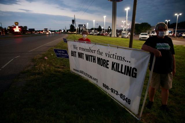 "Мы помним жертв… Но не нужно больше убийств", - надпись на плакате активистов, выступающих против смертной казни