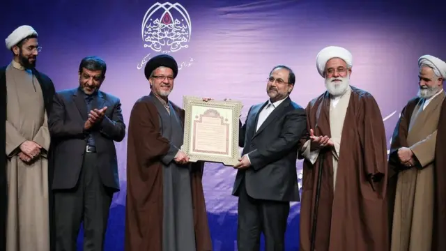 مراسم معارفه سعید رضا عاملی به دبیری شورای عالی انقلاب فرهنگی. برخی مانند عزت الله ضرغامی (سمت چپ آقای عاملی) با این ارتقا مقام به طور علنی مخالفت کرده بودند