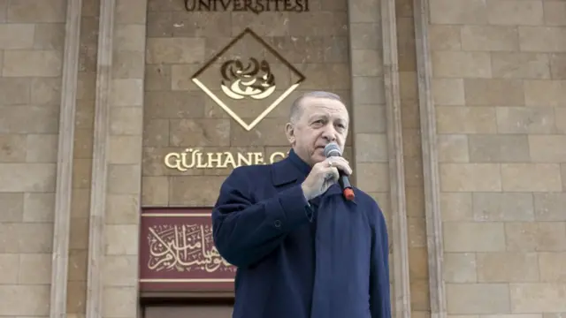 اردوغان روز گذشته مسجد گلحانه در دانشگاه علوم پزشکی آنکارا را افتتاح کرد و گفت این مسجد بخشهای مجزا برای فعالیت دانشجویان دختر و پسر دارد