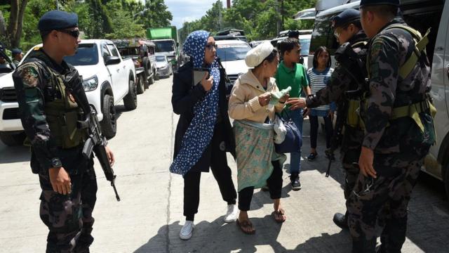 polisi periksa warga Marawi