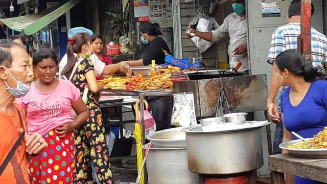 ရန်ကုန် မှာ နှာခေါင်းစည်းကို နှာခေါင်းမကာဘဲ စည်းထားတာတွေ့ရ