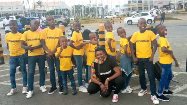 Itorero Uruyange ry'Intayoberana ku kibuga cy'indege i Nairobi batashye mu Rwanda