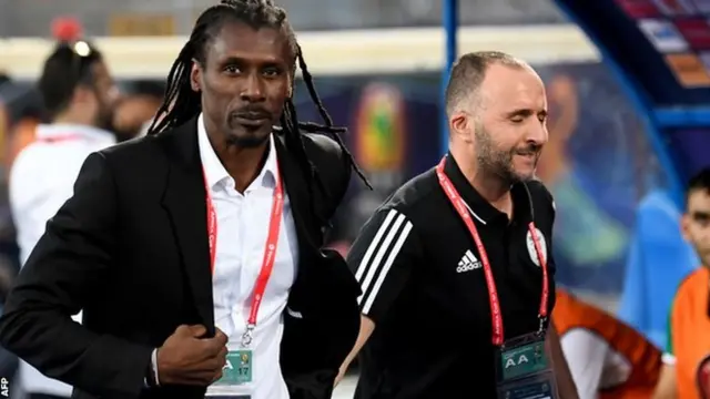 Kocha wa SenegalAliou Cisse (kushoto) na wa Algeria Djamel Belmadi wote waliichezea England