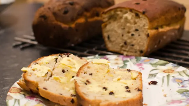 Хлеб с изюмом.