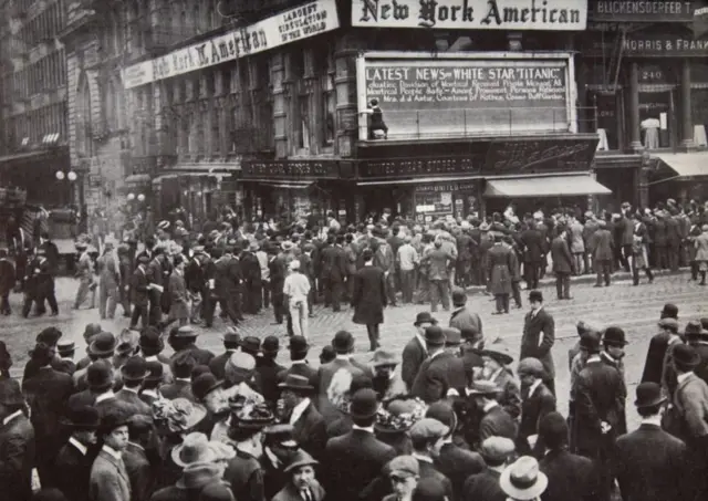 با رسیدن اخبار غرق شدن تایتانیک به نیویورک، مردم دور تابلوی اعلانات روزنامه جمع شدند