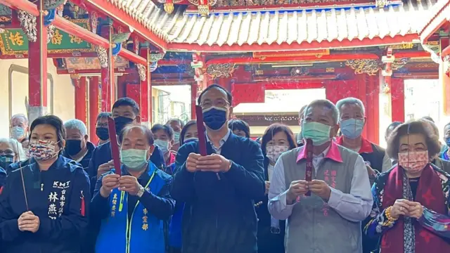 國民黨在敗選後,主席朱立倫隔天前往台南廟宇上香,他稱會一肩扛起責任,持續打好年底縣市長選戰。 (1月10日攝,國民黨提供)