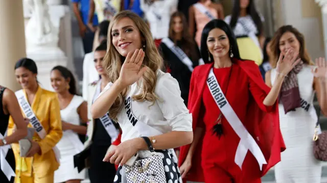 อังเฆลา ปอนเซ และนางงามคนอื่น ๆ เข้าพบนายกรัฐมนตรี ที่ทำเนียบรัฐบาล