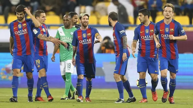 Jugadores del F.C. Barcelona con la camiseta de Qatar Airways.