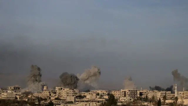 Doğu Guta'daki Hamuriye beldesinden dumanlar yükseliyor