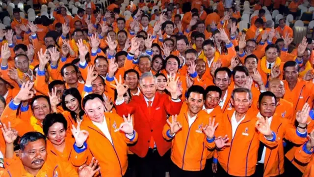 สมาชิกพรรค ชพน. ทำท่า "โน พร็อบเบลม" ระหว่างเปิดนโยบายของพรรค เมื่อ ม.ค. 2562