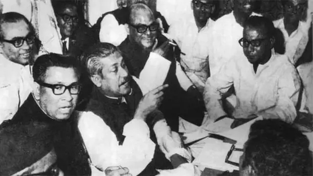 আওয়ামী লীগ নেতাদের সঙ্গে কথা বলছেন বাংলাদেশের প্রতিষ্ঠাতা রাষ্ট্রপতি শেখ মুজিবুর রহমান