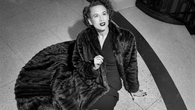 Женщина в мехах