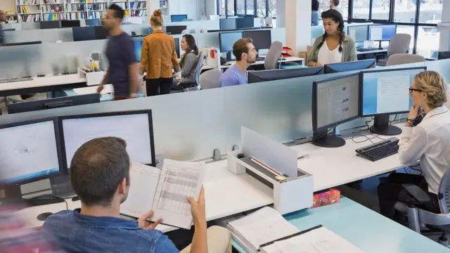 Personas trabajando en una oficina abierta