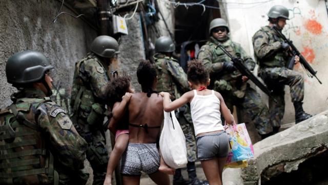 Militares e moradores na Rocinha