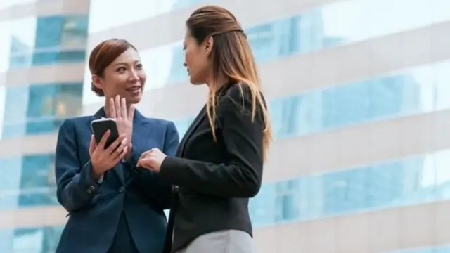 ऑफिस में महिलाओं के लिए कैसे कपड़े ठीक हैं