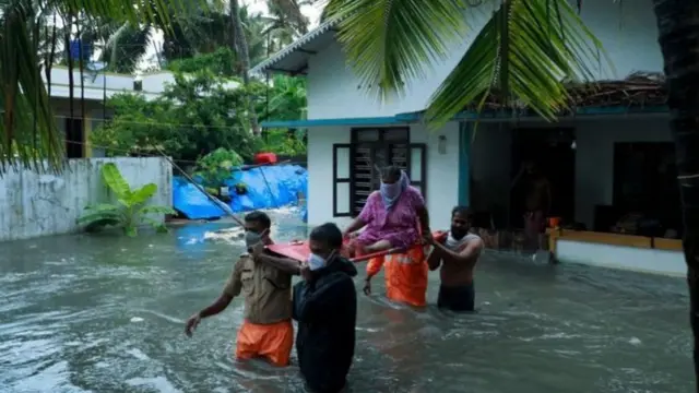 વાવાઝોડાના કારણે કેરલના અર્નાકુલમ અને કોઝિકોડ જિલ્લામાં બે વ્યક્તિઓનાં મૃત્યુ થયાં છે