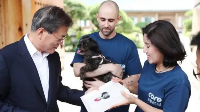 Rais Moon Jae-in alimnusuru mbwa Tory kutoka shirika linalowanusuru mbwa la CARE mwaka 2017