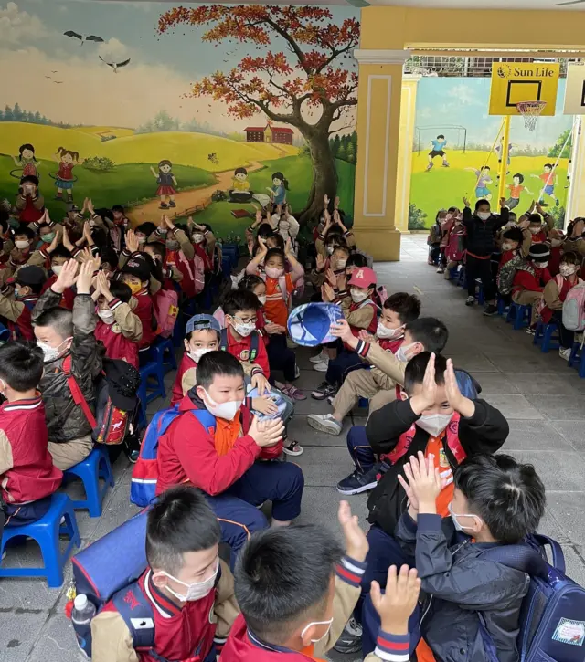 Niềm vui xen lẫn bỡ ngỡ của các em học sinh lớp 1 lần đầu tiên trong đời được tới lớp
