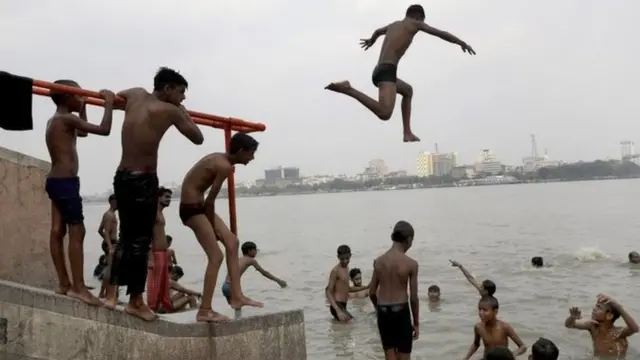 Anak-anak di Sungai Ganggu di Kalkuta dengan suhu antara 35-45C.
