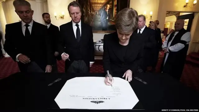 राज्याभिषेक की घोषणा पर हस्ताक्षर