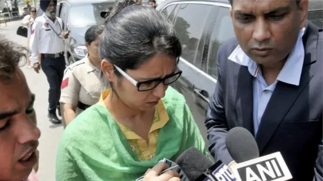 උෂ්මා සිය මව්බිම ඉන්දියාව බලා ආපසු යමින්