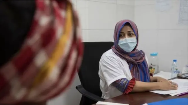 সরকারি-বেসরকারি স্বাস্থ্যকর্মীদের অভিযোগ, তাদেরকেও অনেক প্রতিকূলতা এবং সীমাবদ্ধতার মধ্যে কাজ করতে হচ্ছে।