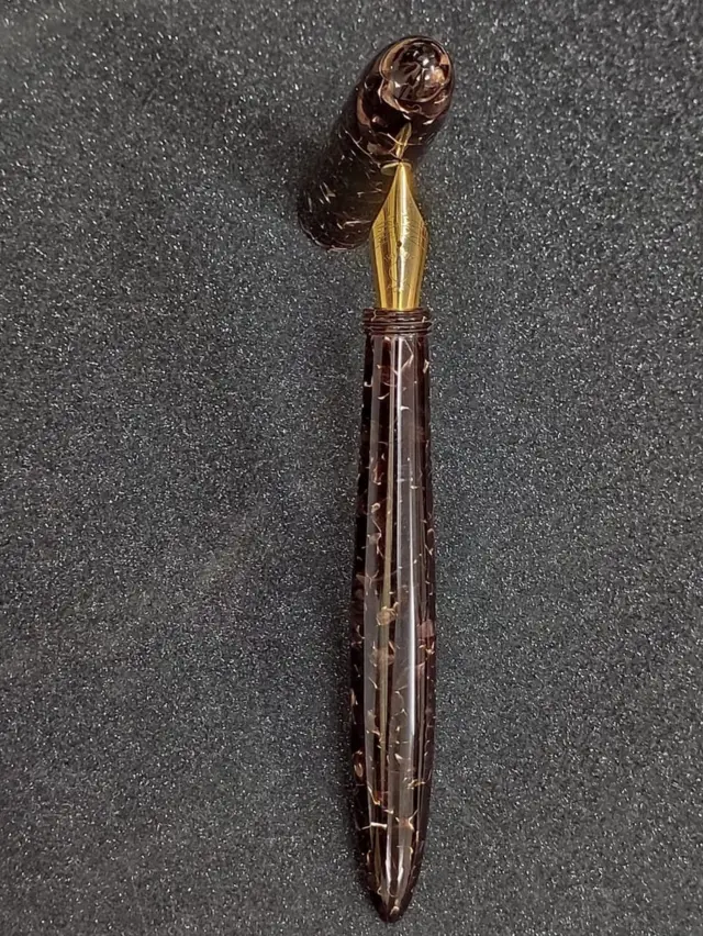 یہ قلم بھینس کے سینگ سے بنی ہے