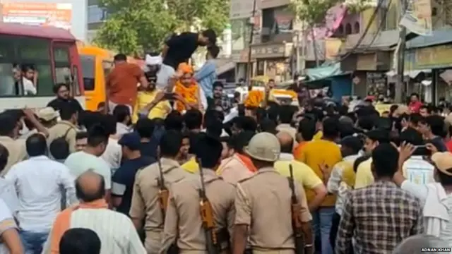 विनय वार्ष्णेय के लिए जुलूस