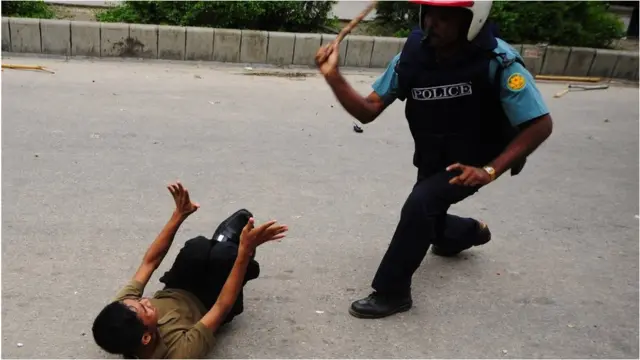 বাংলাদেশে পুলিশের ভাবমূর্তি খুব উজ্জল নয়।