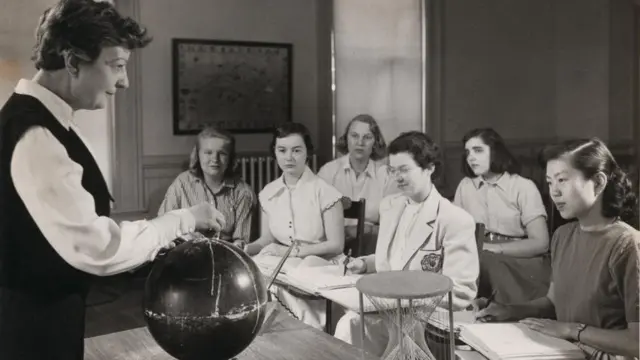 شغلت غيرينغر منصب رئيس قسم الرياضيات بكلية ويتون، بولاية ماساتشوستس