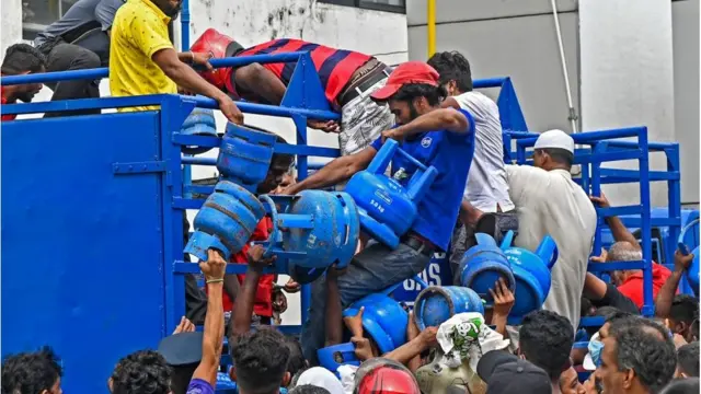 রান্না করা গ্যাসের সিলিন্ডার ভর্তি একটা ট্রাক লুট করছে বিক্ষুব্ধ বিক্ষোভকারীরা। মে মাসের ৮ তারিখে।