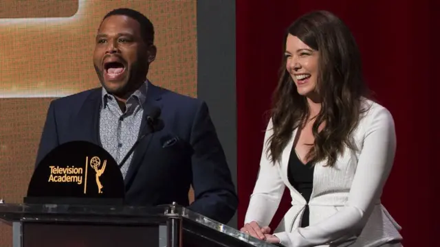 Anthony Anderson y Lauren Graham