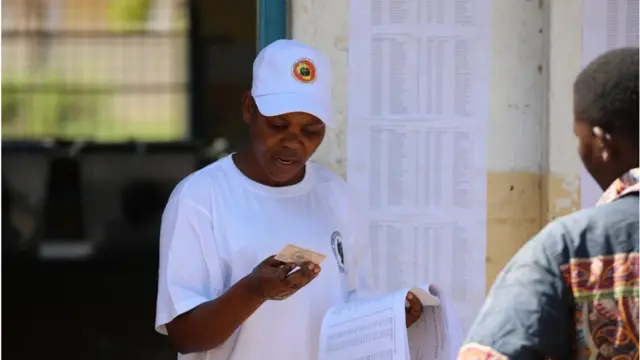 Msimamizi akikagua kitambulisho cha mpiga kura