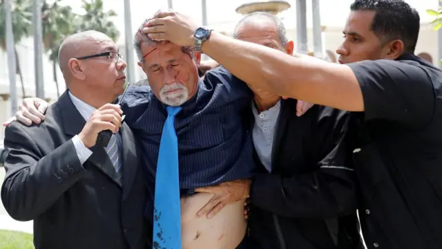 El diputado Américo de Grazia (segundo desde la izquierda) recibió heridas.