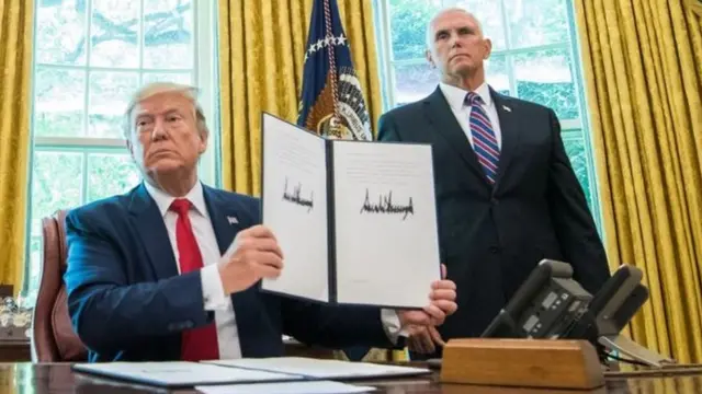 Donald Trump yateye igikumu kw'itegeko ry'ugufatira ibihano bishasha Irani ku munsi wa mbere