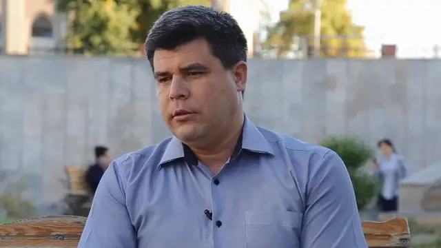 Тилшунос ва журналист Элдор Асановга кўра, ўзбек тили Шўролар даврида кўча, оила ва бадиий адабиёт тили сифатида қўлланилган, аммо маданият ва ё расмий тил даражасига чиқарилмаган.