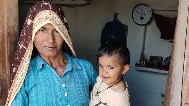 జీత్‌రాం తల్లి చంకలో అతడి చిన్న కూతురు