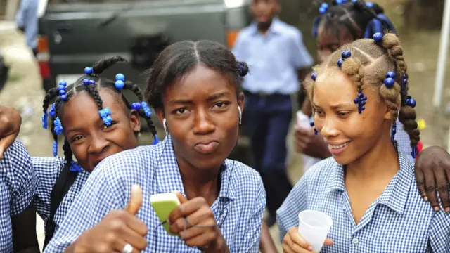 Onye anyarị na ndị enyi ya