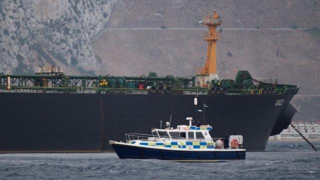 Британский катер около задержанного иранского танкера у берегов Гибралтара