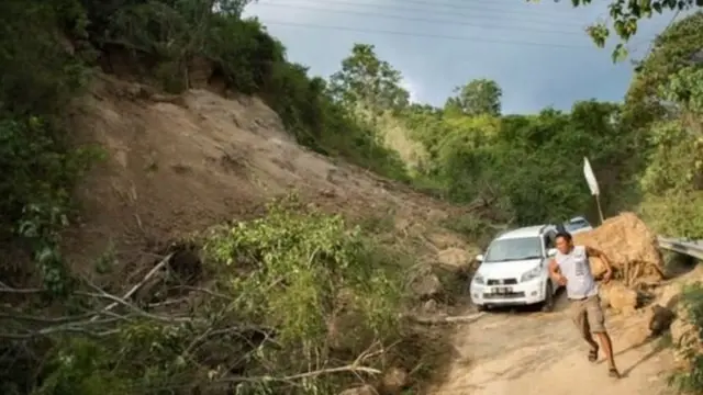 ભૂકંપને કારણે ભેખડો ધસી પડી