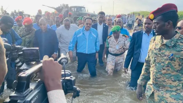 Madaxweyne Maxamed Cabdullaahi Farmaajo aya booqday magaalada Beledweyne oo fatahaadda si ba'an ay u saameysay