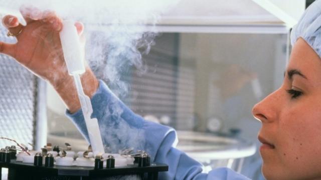 实验室冷冻精子和卵子用于试管授精