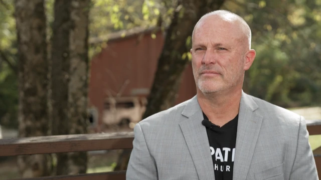 يحث كين بيترز أتباعه على النضال ضد الديمقراطيين