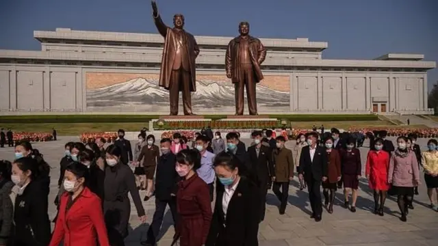 북한 주민들이 지난 4월 15일 김일성 주석의 109번째 생일을 맞아 평양 만수고개에서 김일성 동상에 조문한 뒤 떠나고 있다