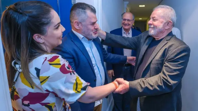 O ex-presidente Lula cumprimenta o pastor Paulo Marcelo ecbet.gg bonus codeesposa