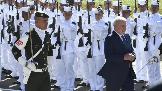 Presidente Luiz Inácio Lula da Silva, acompanhado do comandante do Batalhão da Guarda Presidencial, presta as honras militares e inicia a revista às tropas